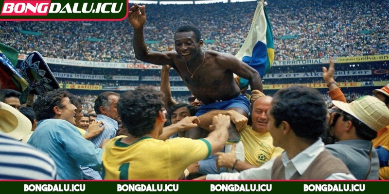 Pele - Huyền Thoại Trong Lịch Sử Làng Túc Cầu Thế Giới - 2 Chàng trai da màu bộc lộ năng khiếu thiên bẩm